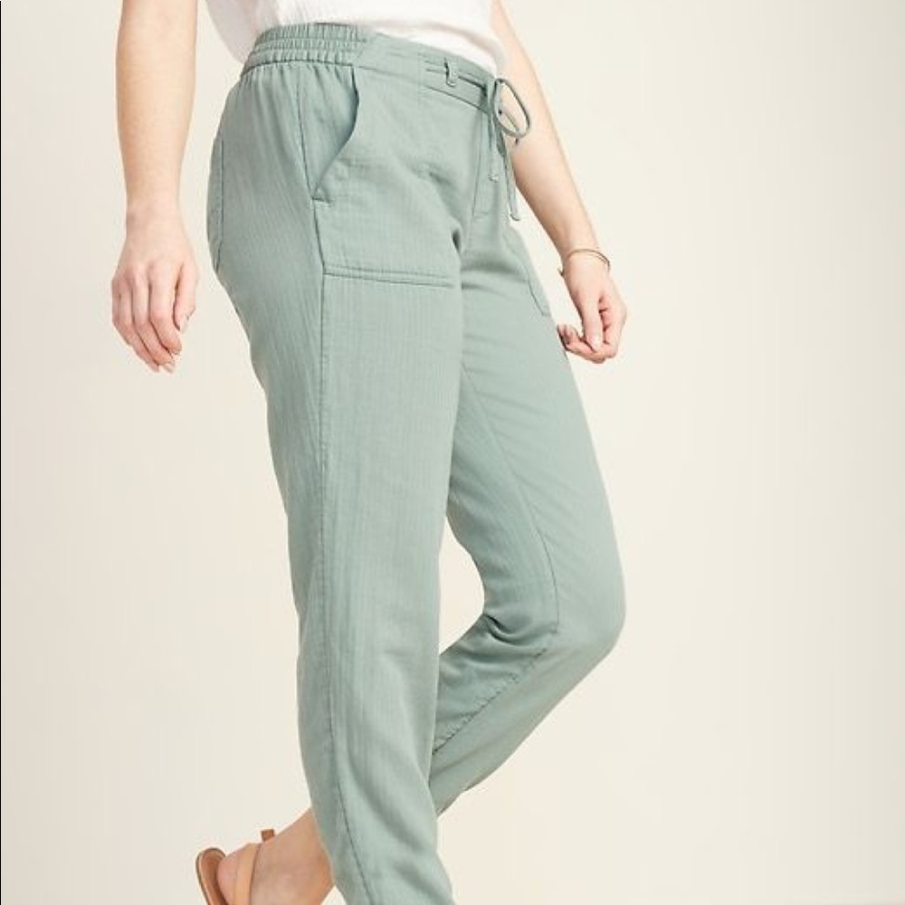 Old Navy Women's Cropped Pants in Sage Green
